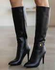 Botas negras altas con punta fina, herraje lateral y tacón medio 10cm para dama 