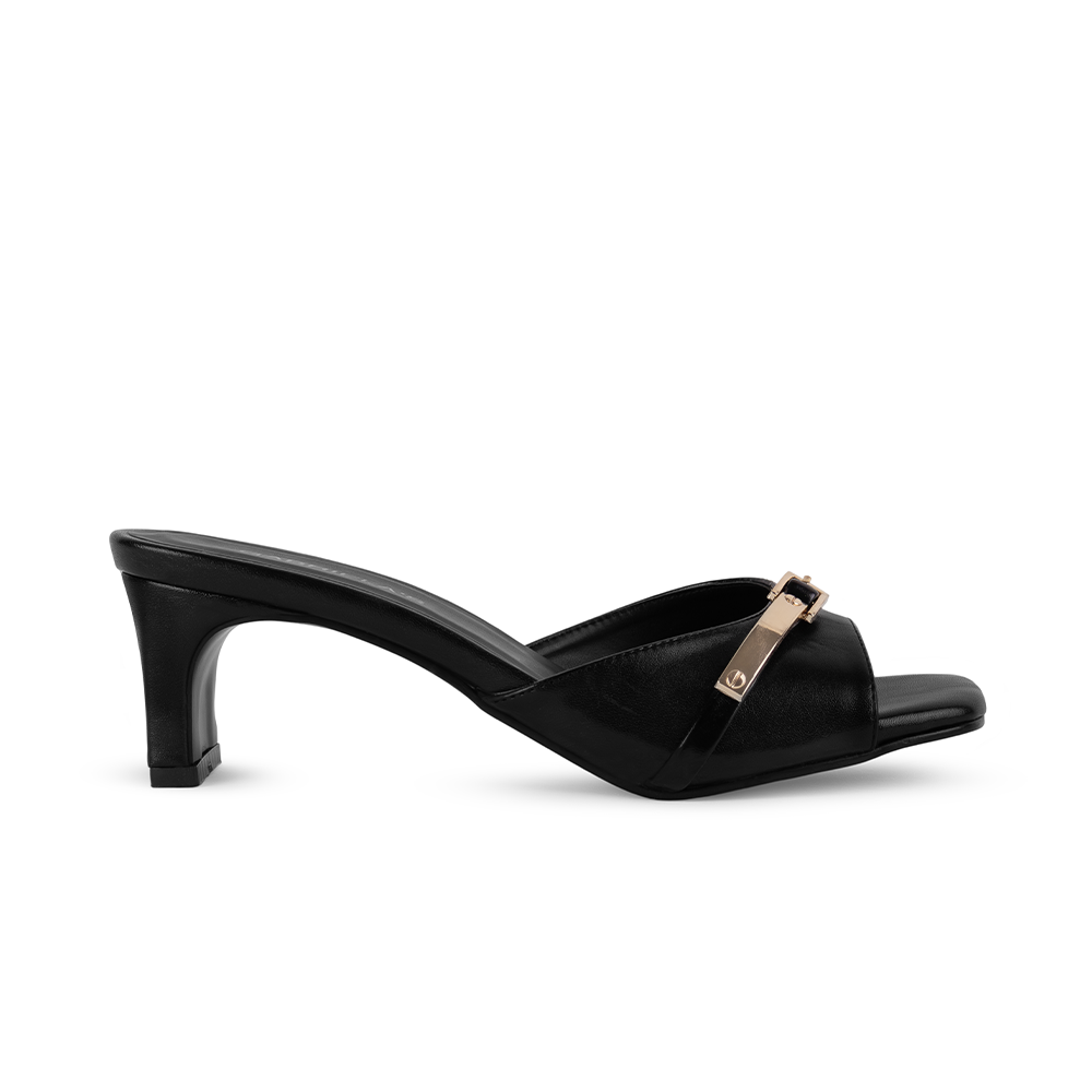 Vista lateral de zapatilla negra con herraje para mujer de punta cuadrada y tacón 6cm de meter