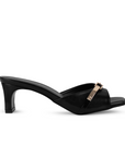 Vista lateral de zapatilla negra con herraje para mujer de punta cuadrada y tacón 6cm de meter