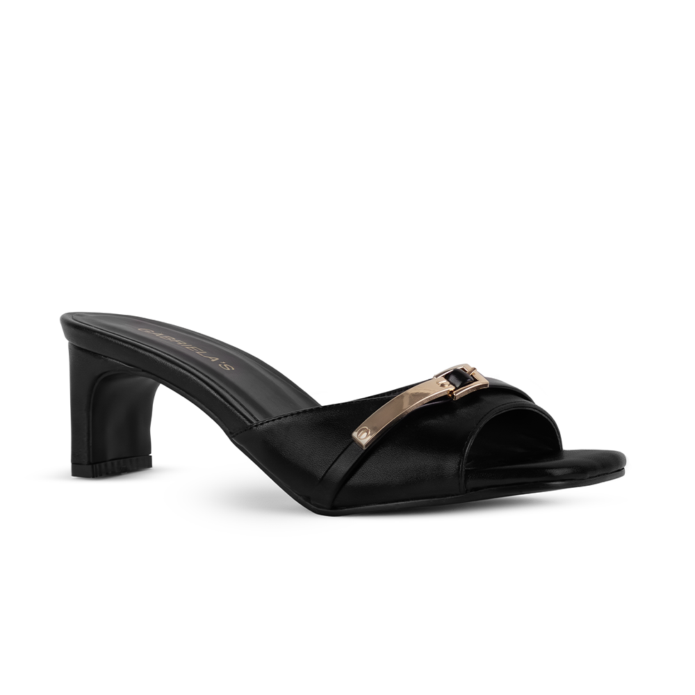 Vista diagonal de zapatilla negra de meter para mujer con herraje punta cuadrada y tacón de 6cm