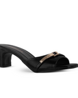 Vista diagonal de zapatilla negra de meter para mujer con herraje punta cuadrada y tacón de 6cm