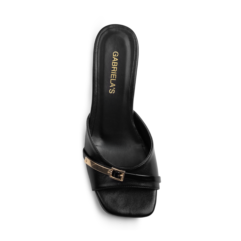 Vista superior de zapatilla negra de meter para mujer con punta cuadrada abierta herraje y tacón de 6cm