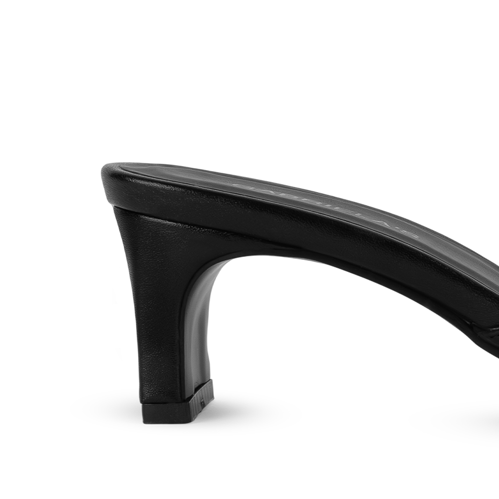Vista trasera de tacón 6cm en zapatilla negra para mujer de meter con herraje y punta cuadrada abierta