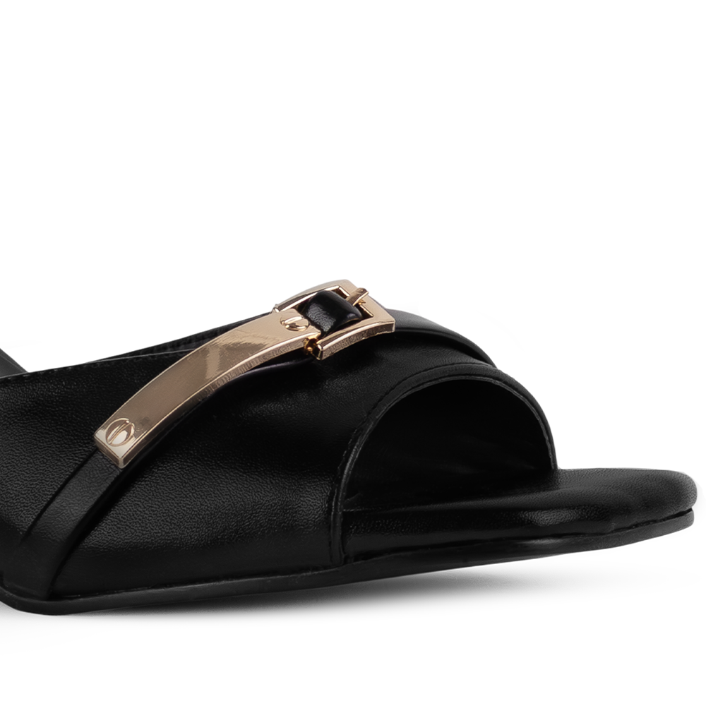 Vista a detalle de herraje punta cuadrada abierta en zapatilla de meter para mujer con tacón 6cm en color negro