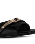 Vista a detalle de herraje punta cuadrada abierta en zapatilla de meter para mujer con tacón 6cm en color negro