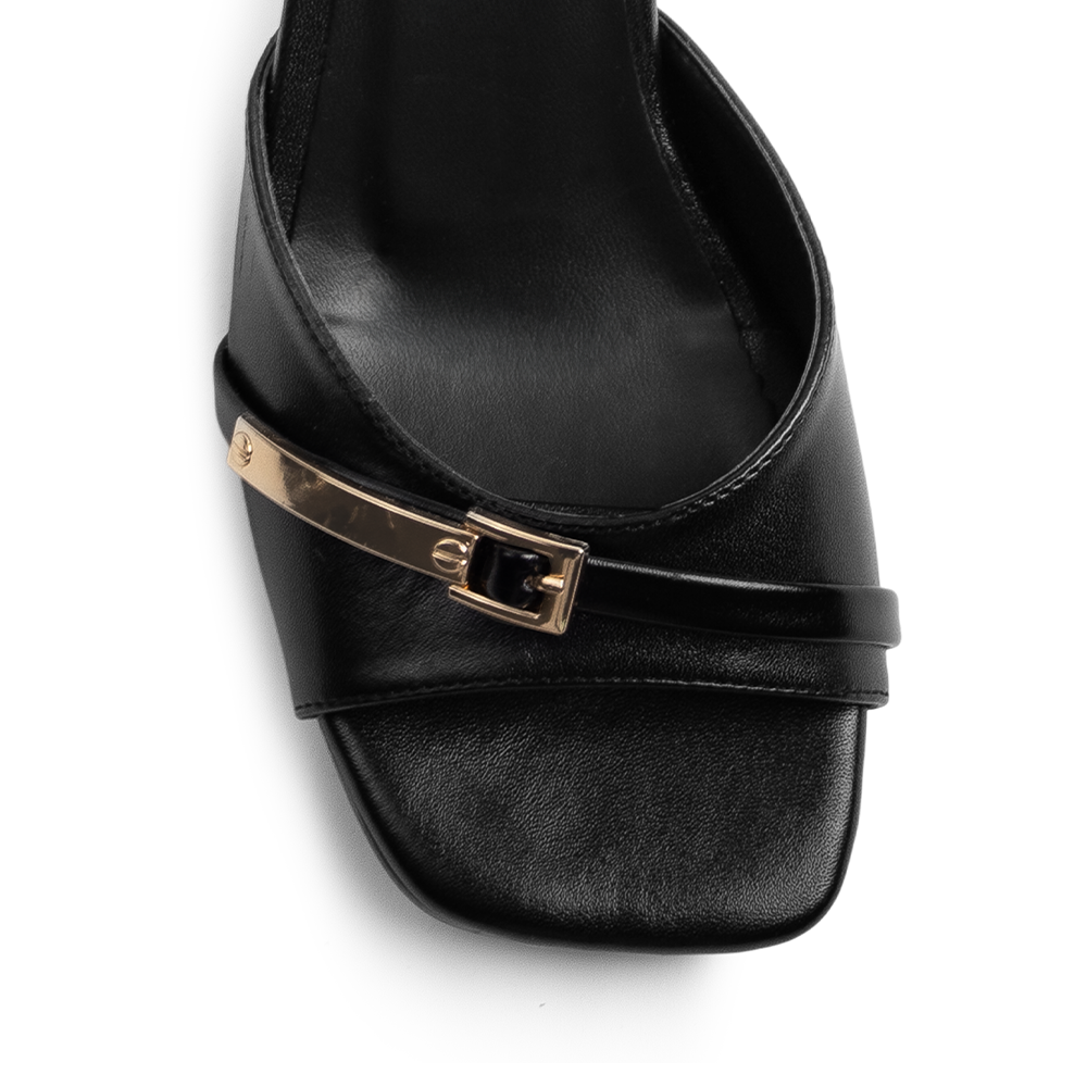 Vista de material sintético en zapatilla negra de meter para mujer con herraje punta cuadrada y tacón de 6cm