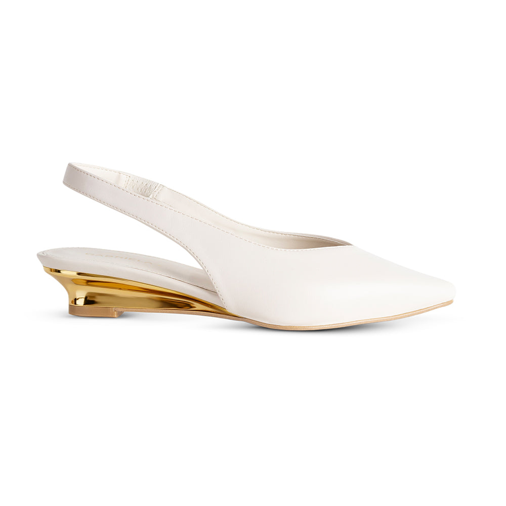 Vista lateral en la plataforma beige de punta fina con altura baja 4cm y pulsera elástica ajustable para dama 