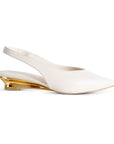 Vista lateral en la plataforma beige de punta fina con altura baja 4cm y pulsera elástica ajustable para dama 