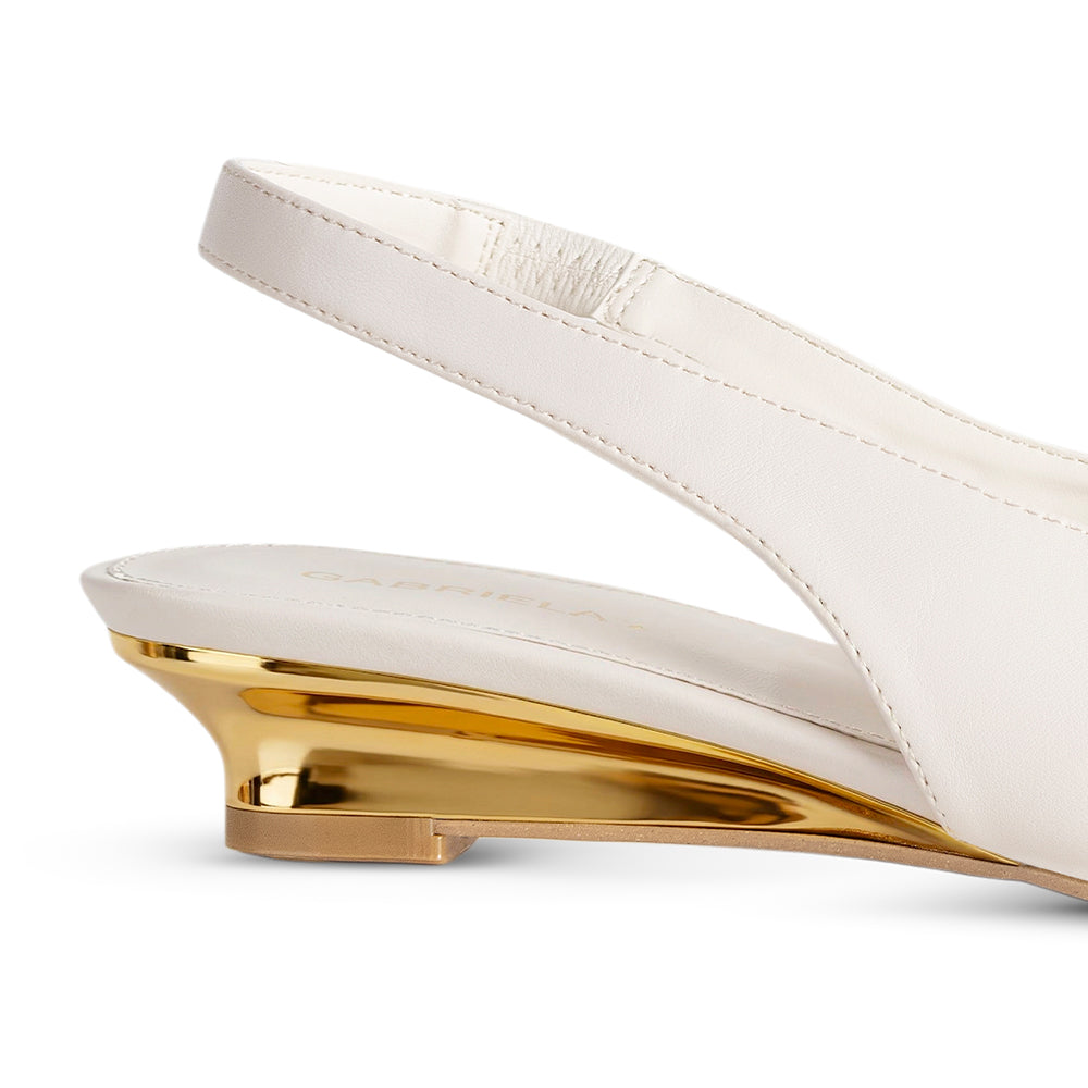 Vista trasera de la altura baja 4cm en la plataforma beige para dama con pulsera elástica ajustable 