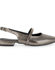 vista lateral de zapatillas grises para dama con tiras cruzadas