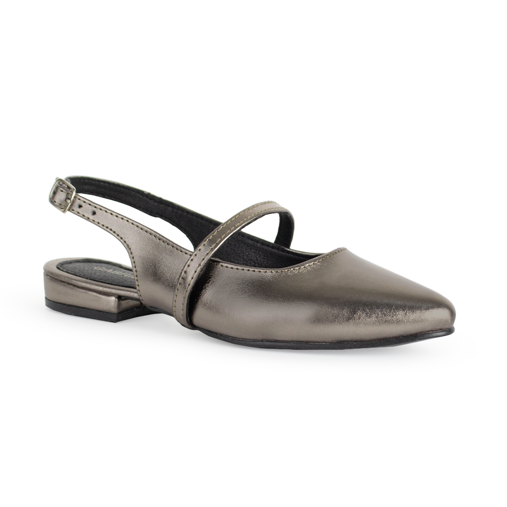 vista diagonal en zapatillas grises destalonadas con tiras cruzadas y hebilla ajustable de piso para dama