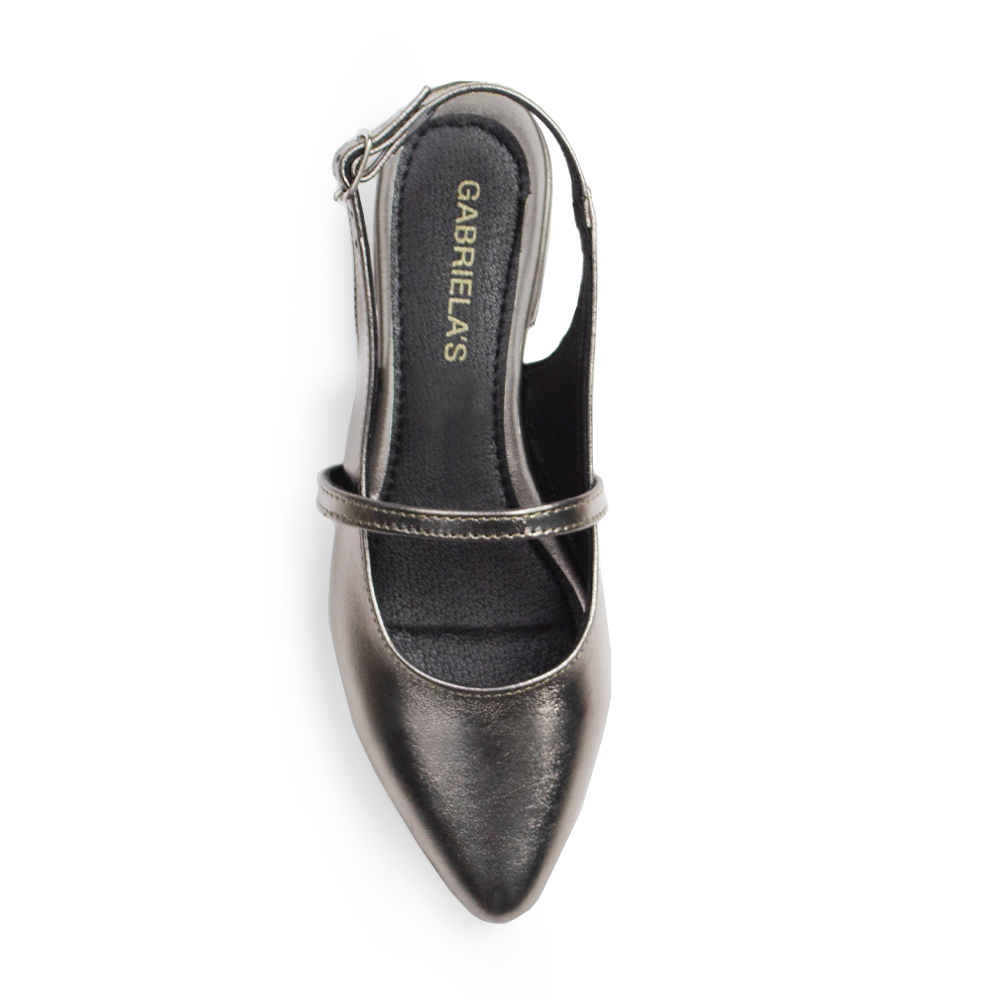 vista superior de zapatillas grises de piso destalonadas con tiras cruzadas y hebilla ajustable