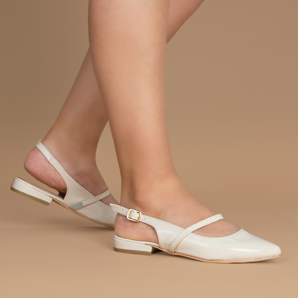 Zapatillas beige destalonadas de charol con tiras cruzadas y hebilla ajustable de piso para dama