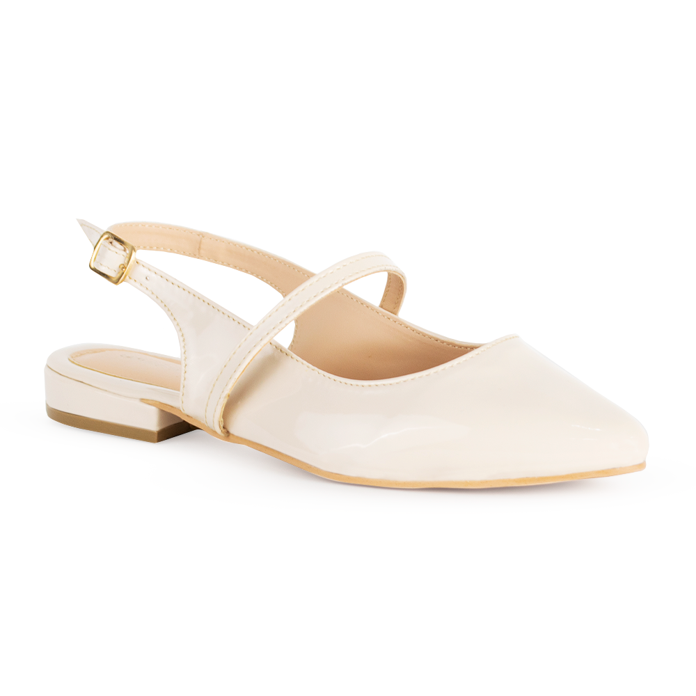 vista diagonal en zapatillas beige destalonadas de charol con tiras cruzadas y hebilla ajustable de piso para dama