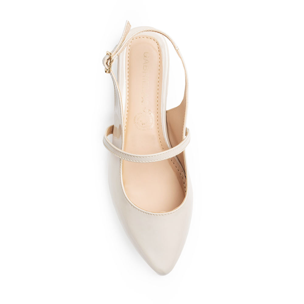 vista superior de zapatillas beige de piso destalonadas de charol con tiras cruzadas y hebilla ajustable