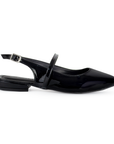 vista lateral de zapatillas negras de charol para dama con tiras cruzadas