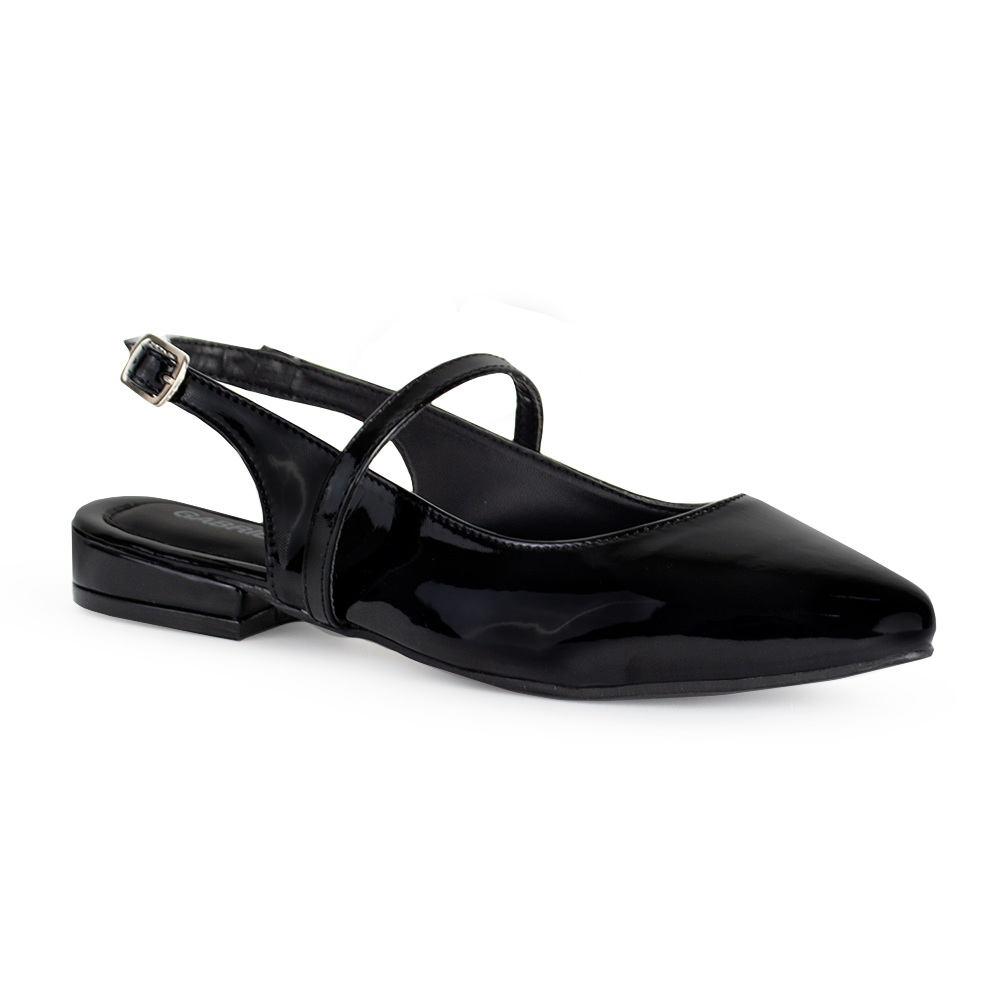 vista diagonal en zapatillas negras destalonadas de charol con tiras cruzadas y hebilla ajustable de piso para dama