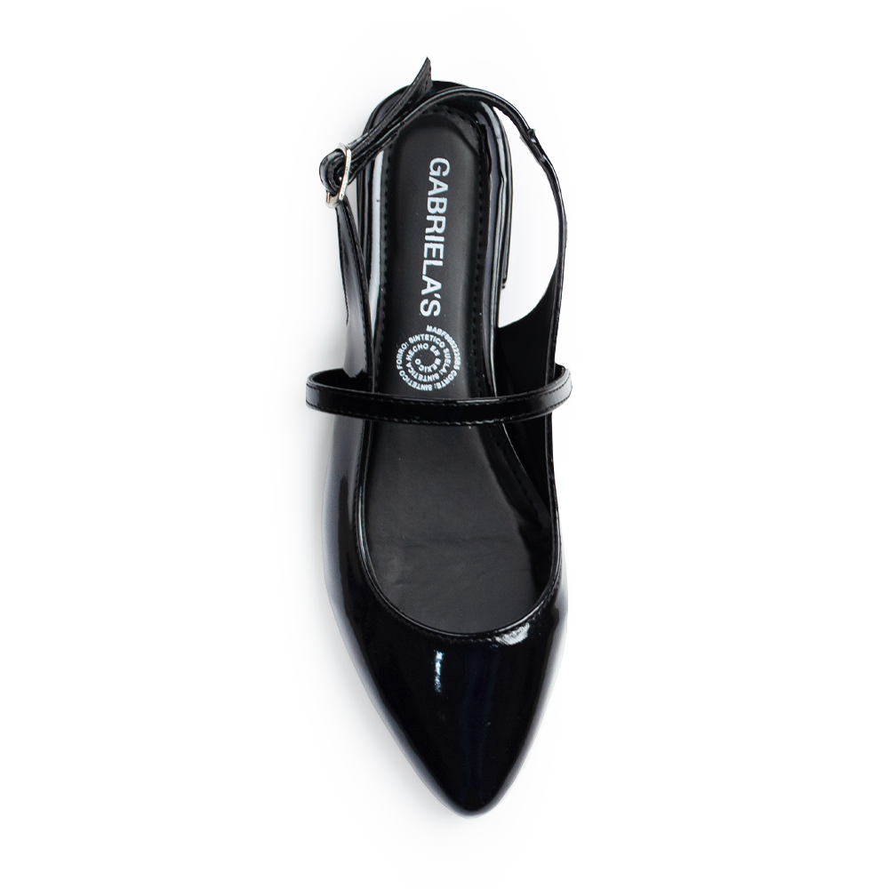 vista superior de zapatillas negras de piso destalonadas de charol con tiras cruzadas y hebilla ajustable