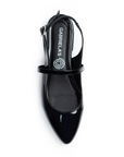 vista superior de zapatillas negras de piso destalonadas de charol con tiras cruzadas y hebilla ajustable