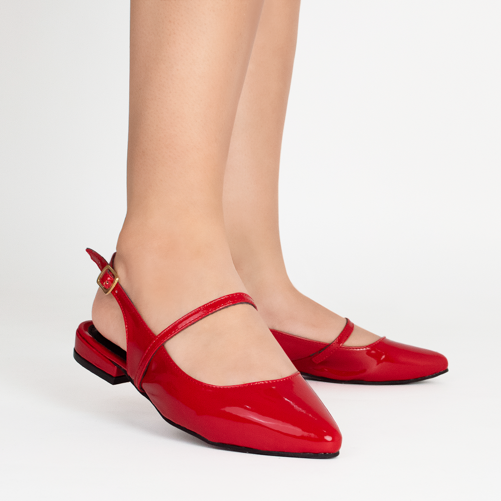 Zapatillas rojas destalonadas de charol con tiras cruzadas y hebilla ajustable de piso para dama