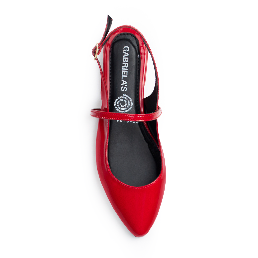 vista superior de zapatillas rojas de piso destalonadas de charol con tiras cruzadas y hebilla ajustable