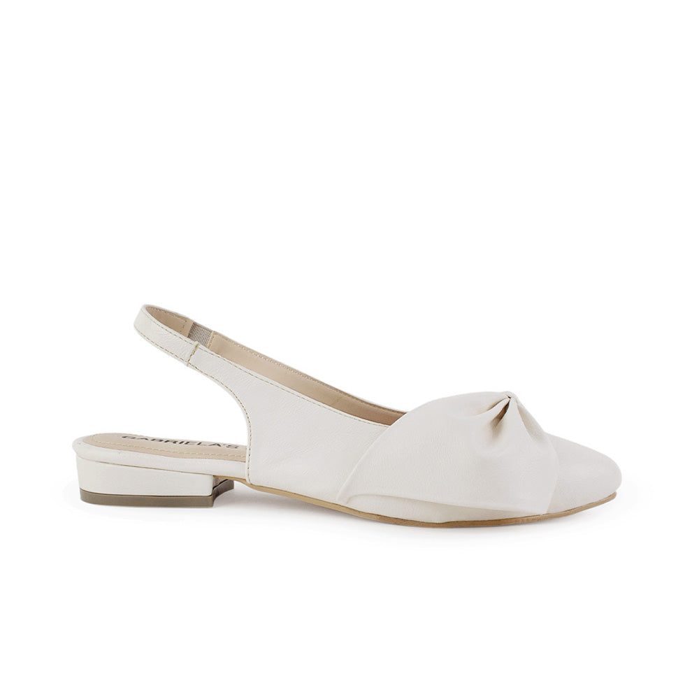 Vista lateral de flats beige para mujer con moño en punta cerrada destalonado con correa ajustable al talón 