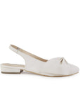 Vista lateral de flats beige para mujer con moño en punta cerrada destalonado con correa ajustable al talón 