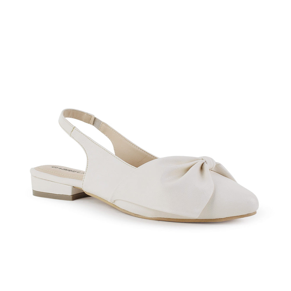 Vista diagonal de flats beige con moño para mujer con punta cerrada destalonada y correa ajustable trasera