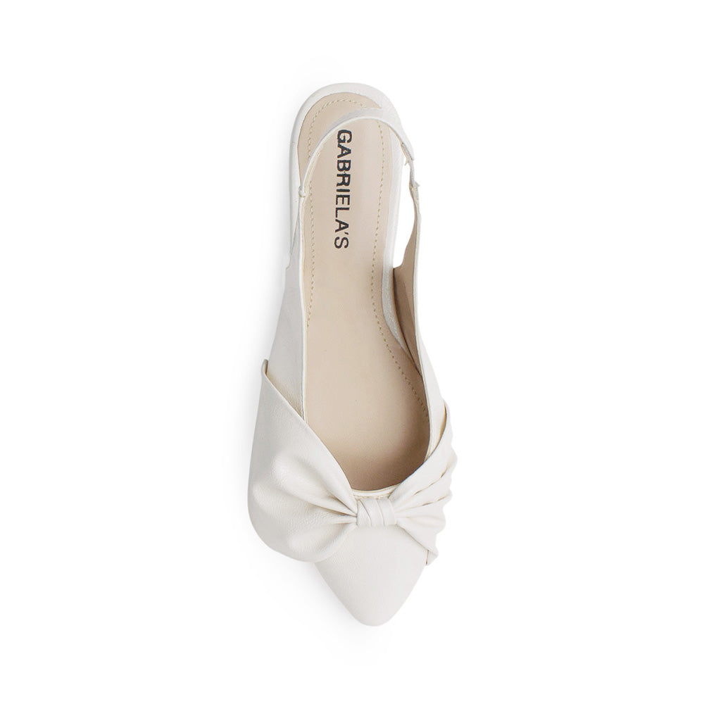 Vista superior de flats beige para mujer con moño en punta destalonado y correa ajustable 