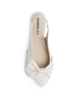 Vista superior de flats beige para mujer con moño en punta destalonado y correa ajustable 