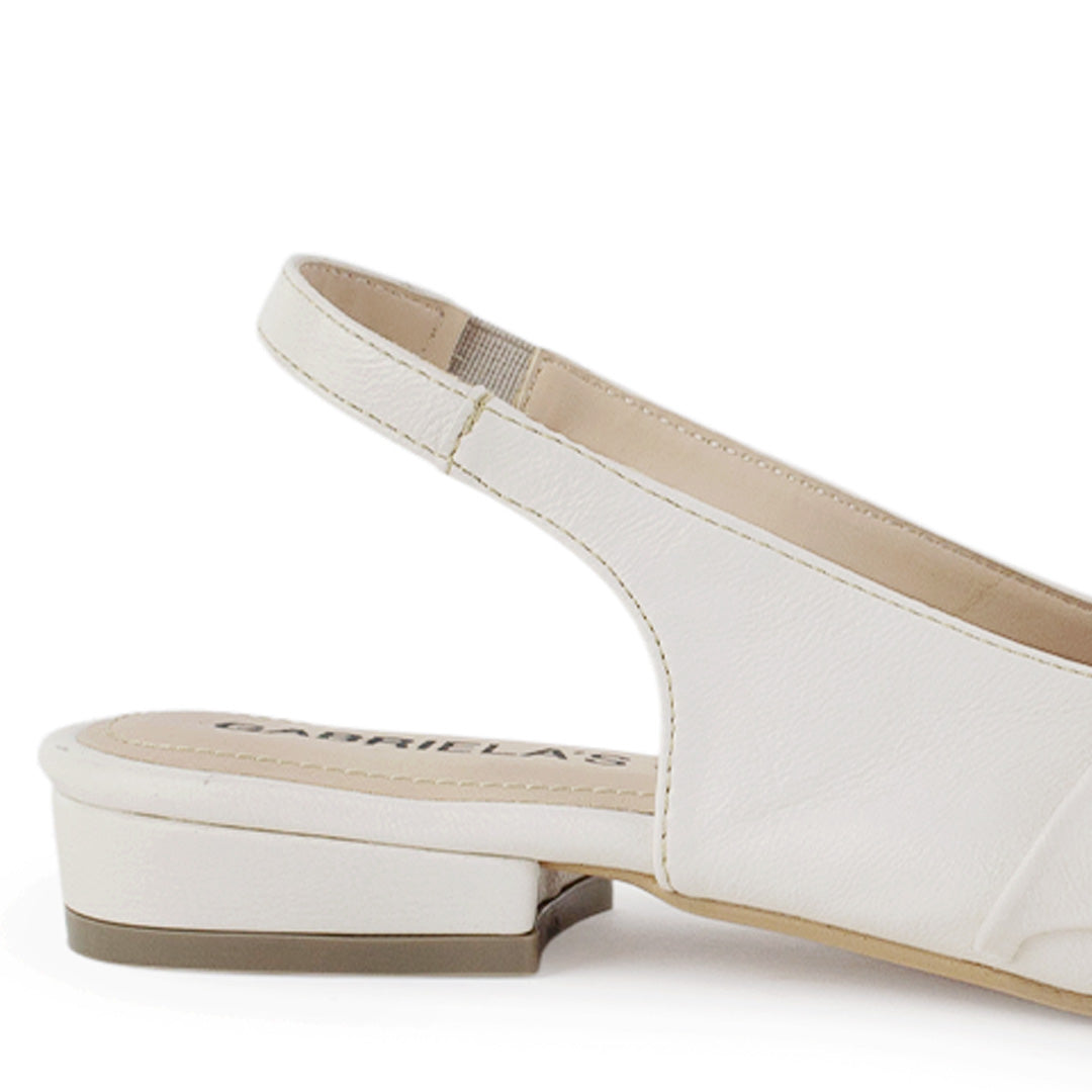 Vista trasera de correa ajustable con elástico en flats beige para mujer de punta cerrada y moño 