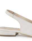Vista trasera de correa ajustable con elástico en flats beige para mujer de punta cerrada y moño 