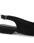 Vista trasera de flat negros para mujer con diseño destalonado de piso y pulsera con hebilla ajustable