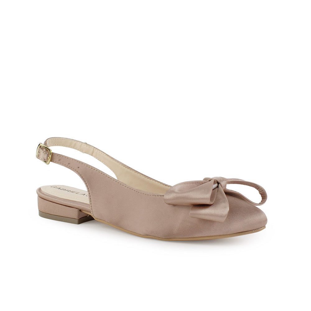 Vista diagonal de flats nude para mujer con punta fina con moño destalonado y correa ajustable