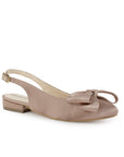 Vista diagonal de flats nude para mujer con punta fina con moño destalonado y correa ajustable