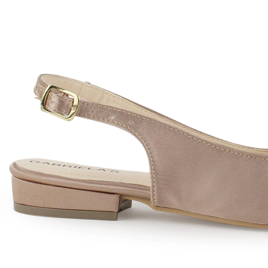 Vista trasera de flat nude para mujer con diseño destalonado de piso y pulsera con hebilla ajustable