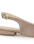 Vista trasera de flat nude para mujer con diseño destalonado de piso y pulsera con hebilla ajustable