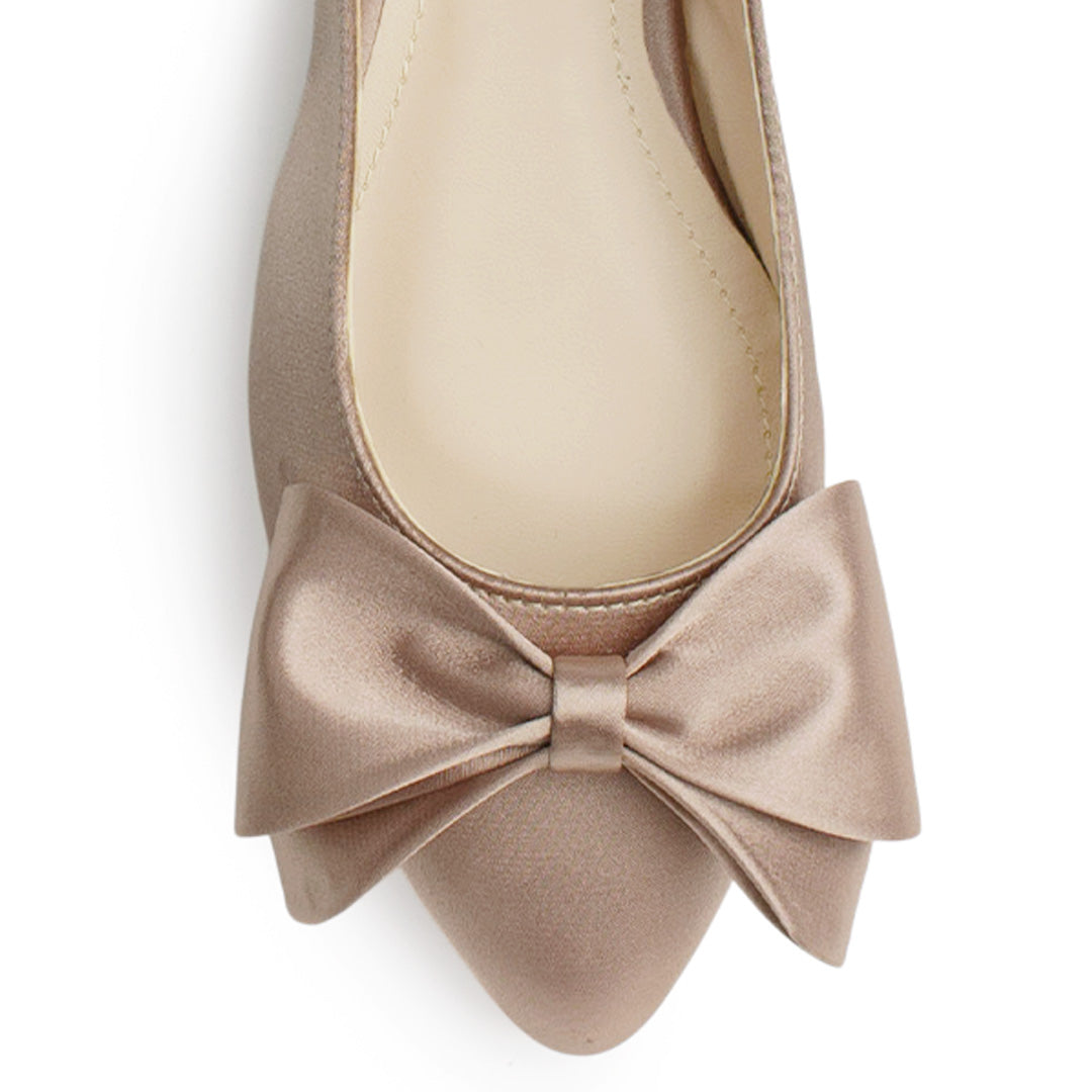 Vista de material shantung en flats nude para mujer con moño en punta fina destalonado con pulsera ajustable trasera