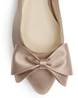 Vista de material shantung en flats nude para mujer con moño en punta fina destalonado con pulsera ajustable trasera