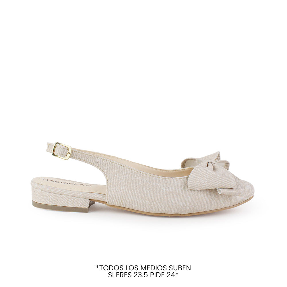 Vista lateral de flats beige para mujer con moño en punta fina, destalonado y con correa ajustable
