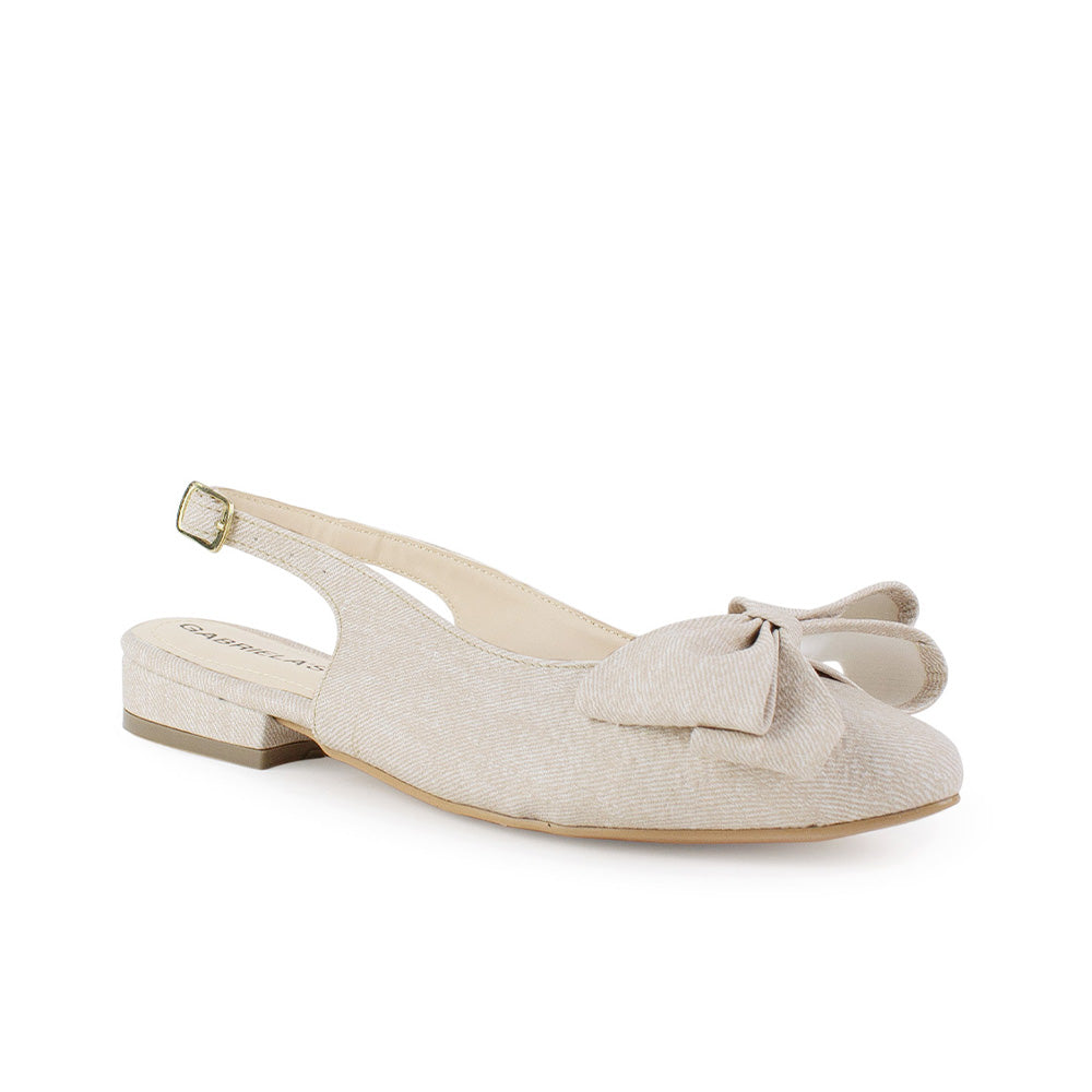 Vista diagonal de flats beige para mujer con punta fina con moño destalonado y correa ajustable