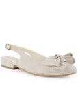 Vista diagonal de flats beige para mujer con punta fina con moño destalonado y correa ajustable