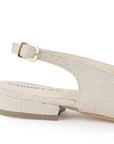 Vista trasera de flat beige para mujer con diseño destalonado de piso y pulsera con hebilla ajustable