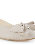 Vista a detalle de punta fina con moño en flats beige para mujer con diseño destalonado y correa ajustable 
