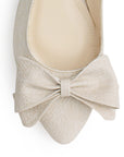 Vista de material sintético en flats beige para mujer con moño en punta fina destalonado con pulsera ajustable trasera