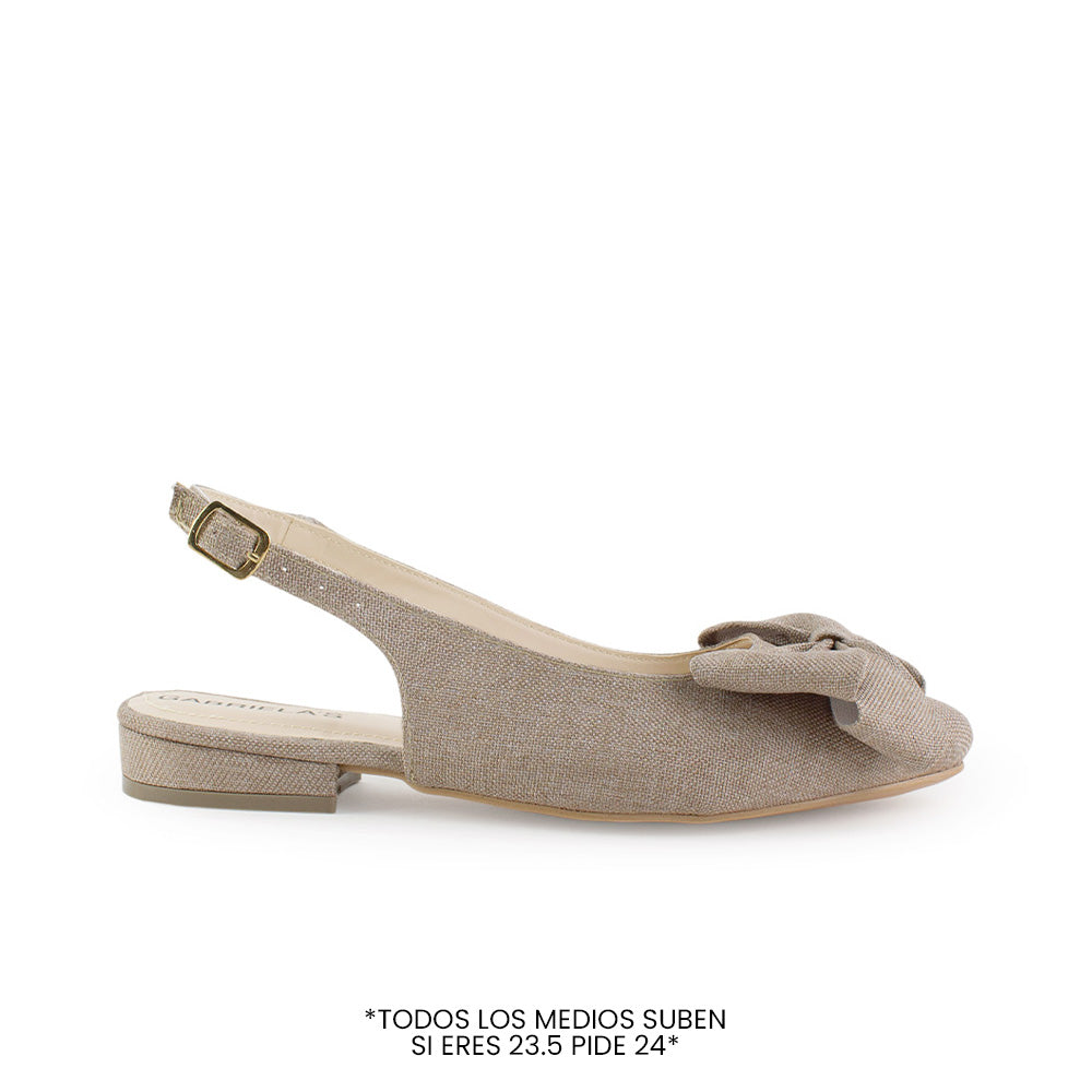 Vista lateral de flats beige para mujer con moño en punta fina, destalonado y con correa ajustable