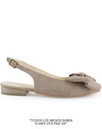 Vista lateral de flats beige para mujer con moño en punta fina, destalonado y con correa ajustable