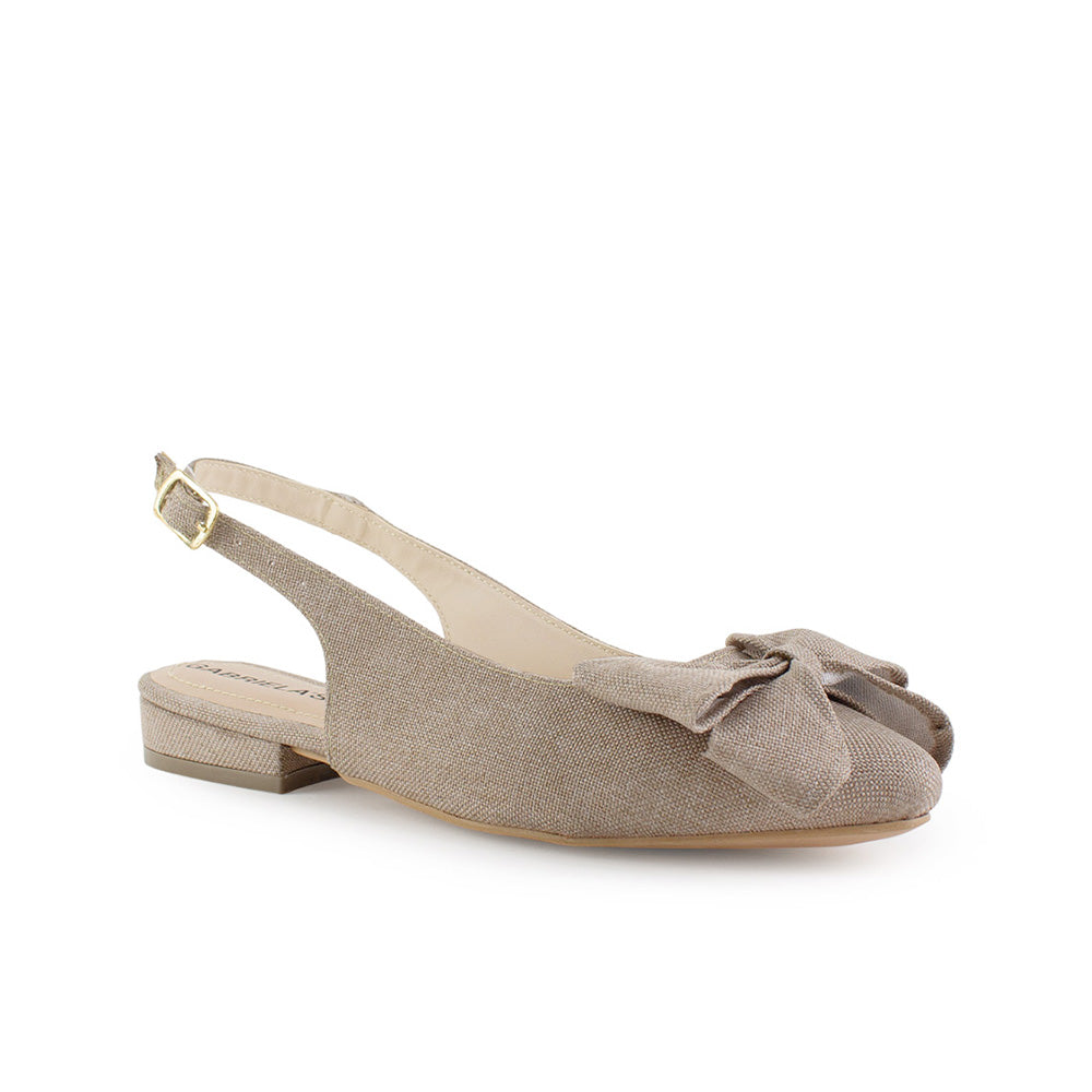 Vista diagonal de flats beige para mujer con punta fina con moño destalonado y correa ajustable