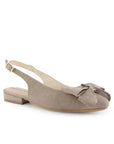 Vista diagonal de flats beige para mujer con punta fina con moño destalonado y correa ajustable