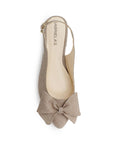 Vista superior de flats beige para mujer en punta fina con moño y silueta destalonada con correa ajustable